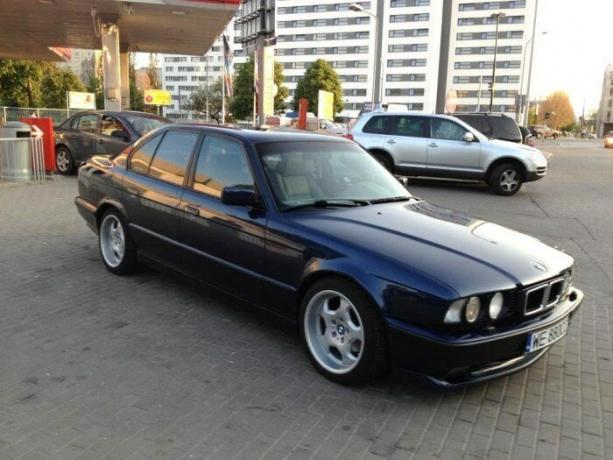 BMW řady 5 je považován za „standard“ auto pro gangstery z 90. let. | Foto: youtube.com. reklama