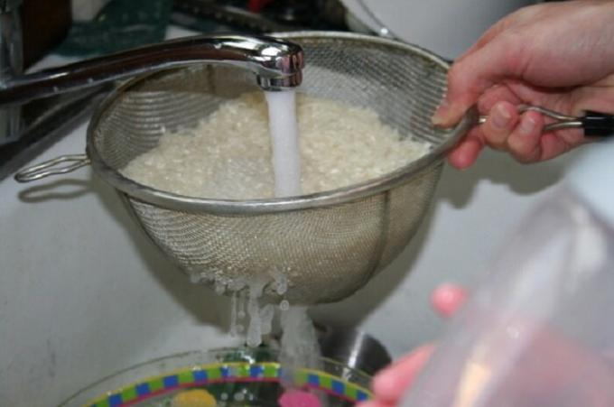 Umýt rýži do cedníku pohodlné s tekoucí vodou.