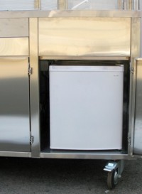 béžová lednička v interiéru kuchyně