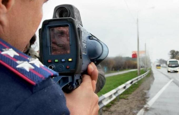 Radar na silnici bedlivě sleduje.