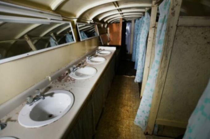 V bunkru jsou toalety a sprchy (Ark dva, Kanada). | Foto: directexpose.com.