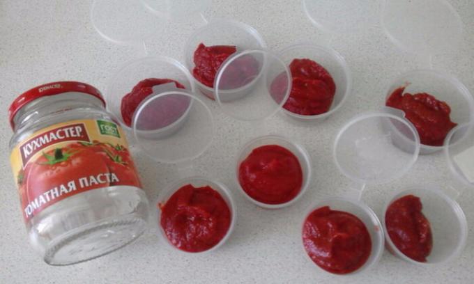 Rajčatový protlak v jednorázových plastových nádobách.