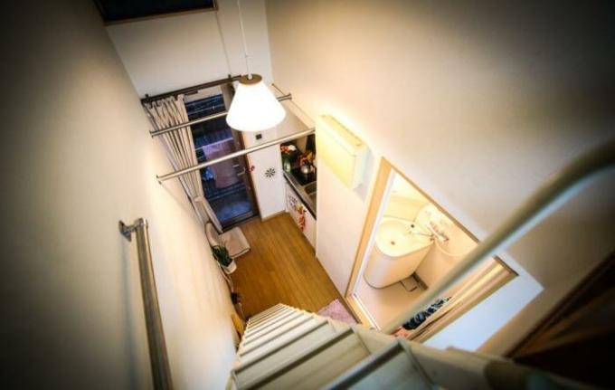Byt v Tokiu: kuchyň, koupelna, ložnice a balkon.