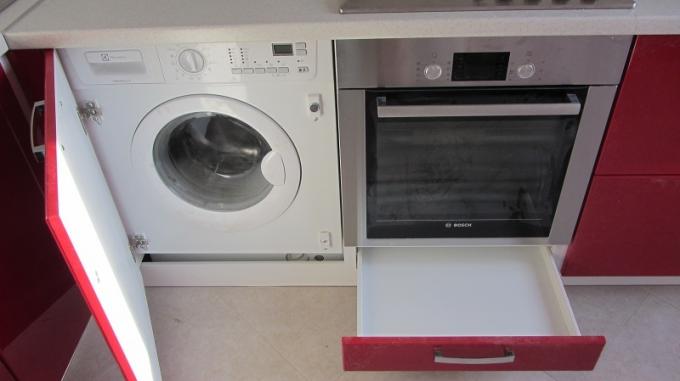 Vestavěná pračka v kuchyni, jak zabudovat pračku do kuchyňské soupravy: pokyny, fotografické a video návody, cena