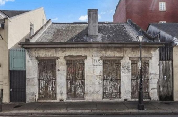 Nenápadný dům ve staré čtvrti v New Orleans.