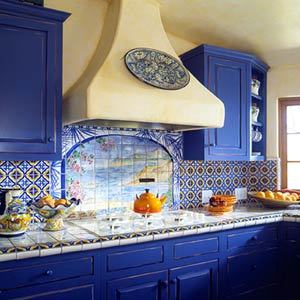 Fotografie modré kuchyně na pozadí světlých stěn