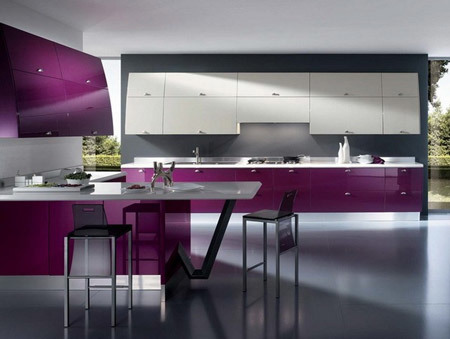 Fialová kuchyně vypadá stylově a atraktivně.