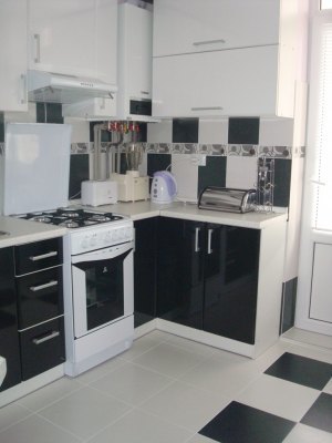 Černá a bílá kuchyňská podlaha s šachovnicovým designem