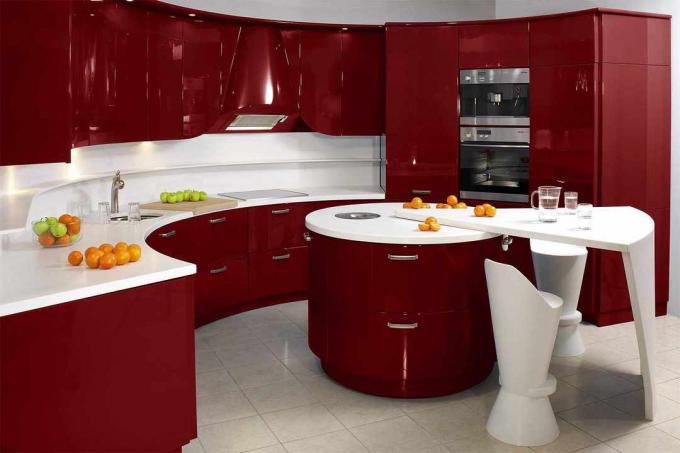 červená a bílá kuchyně