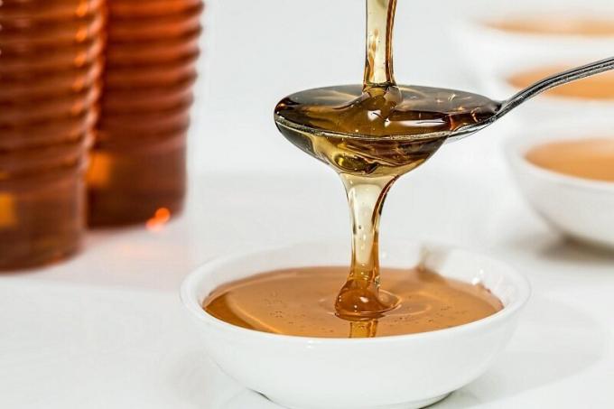 Vaření medového roztoku. Ilustrace k článku používá open source