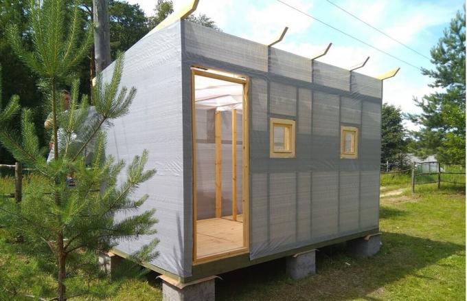 Shromažďují 10 dní vana vyrobena z překližky a 70 000: k dispozici sauna