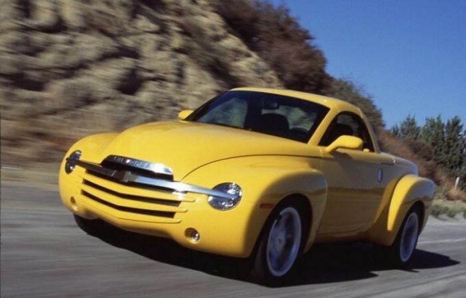 Pickup-kabriolet Chevrolet SSR vydal období krátké, od roku 2003 do roku 2006. | Foto: cheatsheet.com.