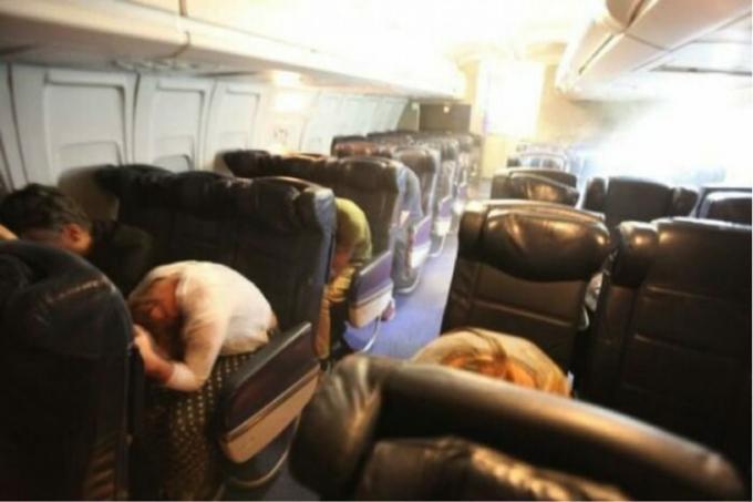 Co cestující jsou žádáni, aby naklonit hlavu na kolena v případě nouzového přistání.