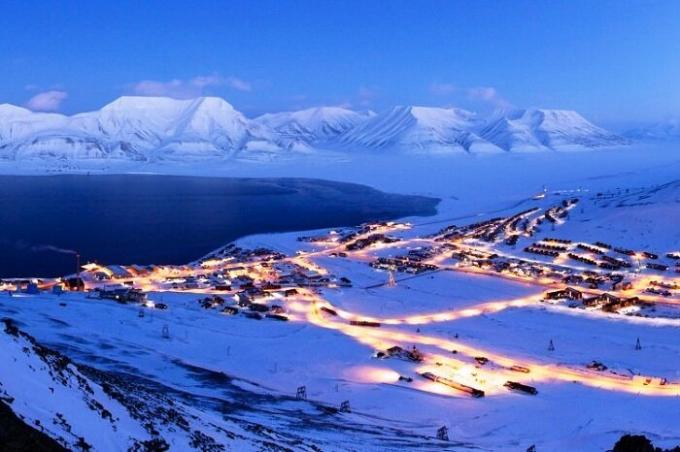 Arktidě Oasis město Longyearbyen (Norsko).