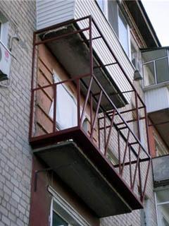 Zasklení a izolace balkonu by měla být založena na rohovém rámu.