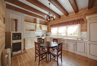 Kuchyně v provensálském stylu s dřevěnými podlahami a trámovými stropy.