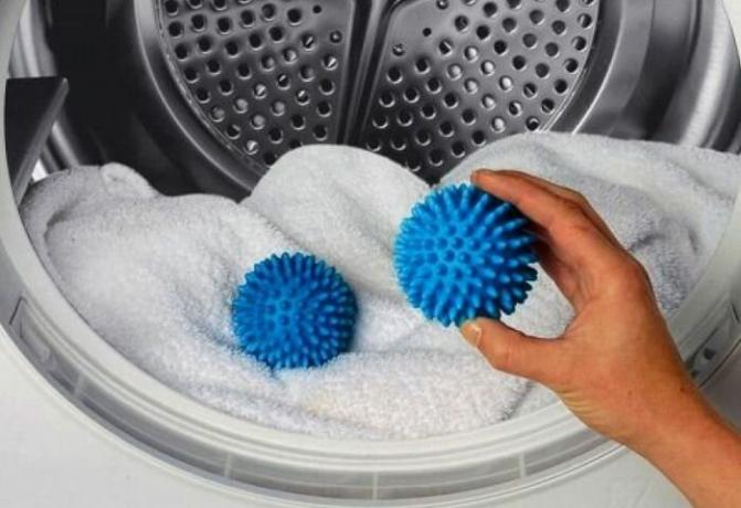 Gumové míče na pomoc chmýří hromadu prádla.
