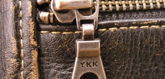 Písmena «YKK» zařízené a cenově dostupné oblečení a drahý značkové tašky.
