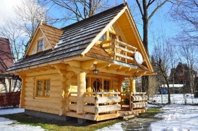 Dřevěná chata plocha pouhých 27 metrů čtverečních. metry.