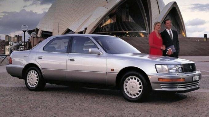 S koupí řidič Lexus LS nemusí utrácet spoustu peněz za „name“. | Foto: resources.carsguide.com.au. 