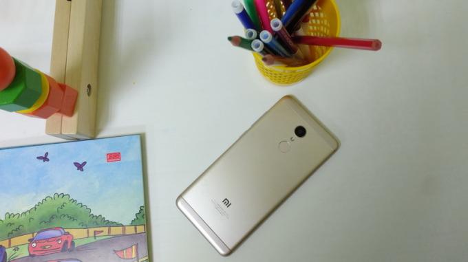 Recenze Xiaomi Redmi 5: nestandardní levný telefon - Gearbest Blog India