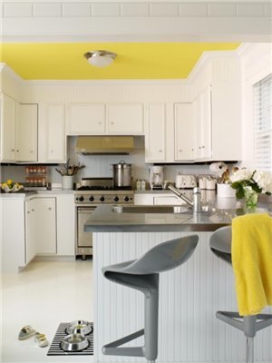 žluté kuchyně v interiéru
