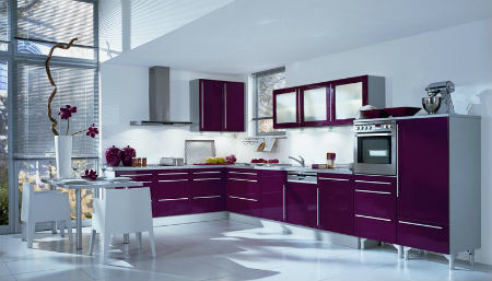 Moderní stylová kuchyň v barvě lila a bílé