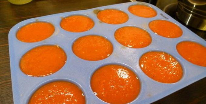 Zmrazení rajčatový protlak v silikonovém formě.