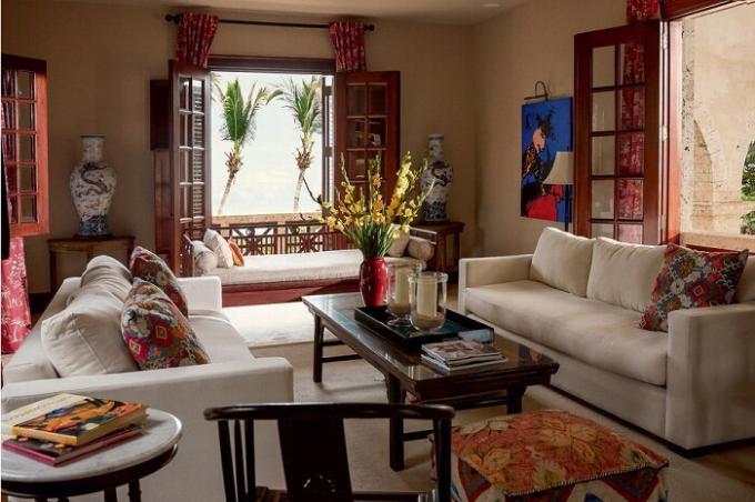 Interiér obývacího pokoje: starožitné vázy, dovezené z Číny, obraz Dominican umělec Herman Perez, stylový nábytek ze Španělska. | Foto: Thiago Molinos (Tiago Molinos).