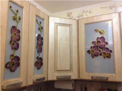 Kuchyňská okna z barevného skla odrážejí vzor tapety