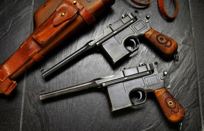 Pistole Mauser C96: oblíbená zbraň důstojníků a revolucionářů.