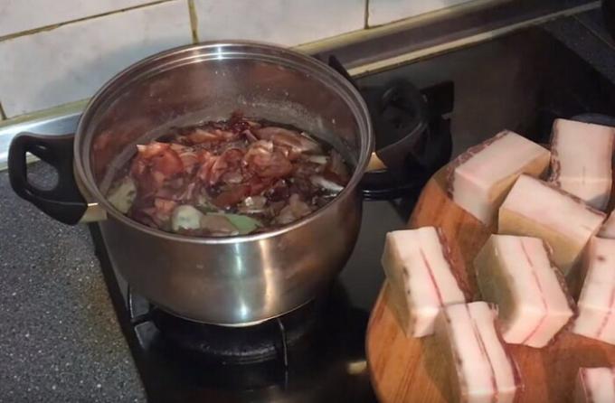 Plátky slaniny vaření v cibule kůží.
