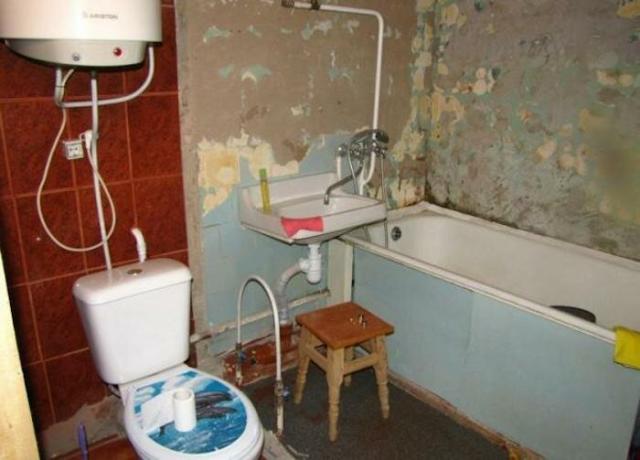 Malé koupelny v „Khrushchev“ hrálo roli.