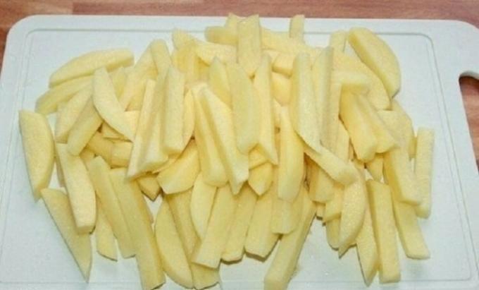 Řez oloupané brambory do tyčinky 1 cm tloušťky.