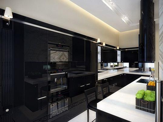 Lesklá černá kuchyně v klasické kombinaci se sněhově bílou pracovní deskou